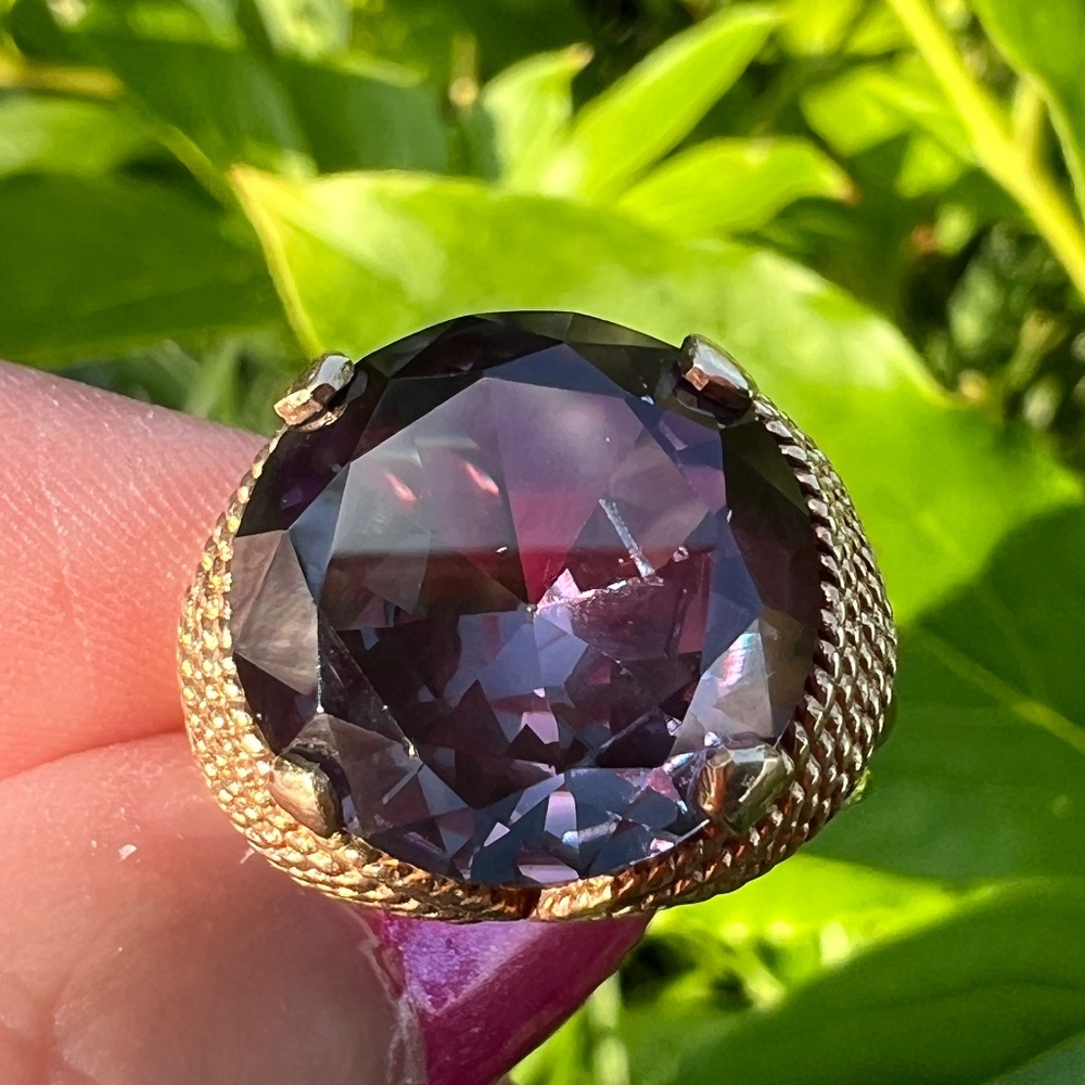 VINTAGE 10K GOLD LARGE SYNTHETIC PURPLE SAPPHIRE COLOR CHANGE ALEXANDRITE RING